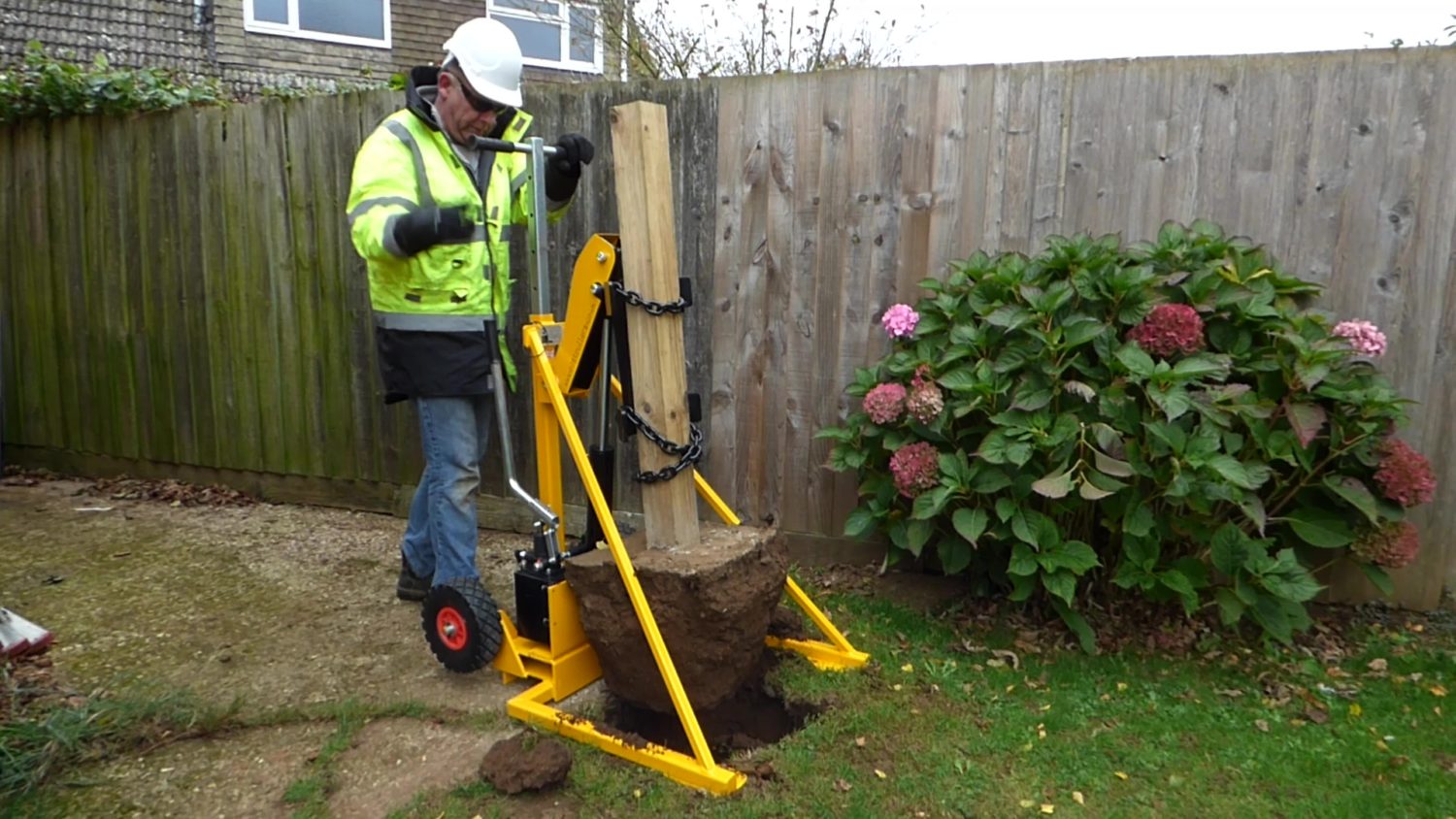 Hydraulic Fence Post Puller - Kent Hire